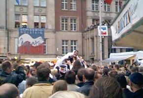Max beim Crowd-Surfing