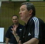 Noka Serdarusic. Im Hintergrund Wuppertals Trainer Bob Hanning