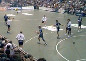 Links: Die Neuzug�nge Morten Bjerre und Jonas Ernelind im Spiel...