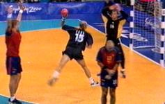 54. Minute: Bernd Roos gleicht zum 23:23 aus.