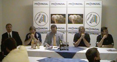 Pressekonferenz. Von links: THW-Trainer Serdarusic, THW-Manager Schwenker, SG-Trainer Schwalb, SG-Aufsichtsratsvorsitzender Jahnke