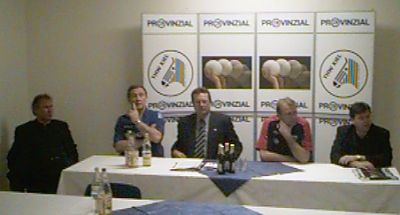 Pressekonferenz. Von links: THW-Trainer Serdarusic, THW-Manager Schwenker, Hallensprecher K�rting, SG-Trainer F�ltn�s, SG-Manager Gloth