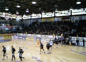 THW beim Einlaufen in die ehemalige Fischauktionshalle von Braga.