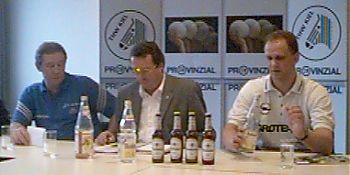 Pressekonferenz. Von links: THW-Trainer Serdarusic, Hallensprecher K�rting, GWD-Trainer Rymanov
