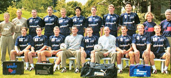 Hinten von links: Betreuer Falkenberg, Trainer Happe, Handschke, Plohmann, Lange, Choi, Schr�der, Beers, Yoon, Physioth. Bender, Arzt Dr. Hoffmann