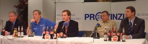 Pressekonferenz. Von links: THW-Manager Schwenker, THW-Trainer Serdarusic, Moderator Pipke, TBV-Trainer Tluczynski, TBV-Manager Holpert