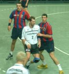 Wislander - hier gegen Lapcevic und Entrerrios - war trotz Augenbrauenverletzung kaum zu stoppen.