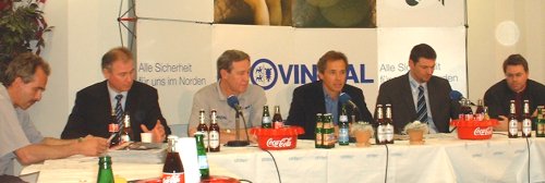 Pressekonferenz. Von links: THW-Arzt Dr. Brandecker, THW-Manager Schwenker, THW-Trainer Serdarusic, Moderator Pipke, TBV-Manager Holpert, TBV-Beiratsvors. Reimann