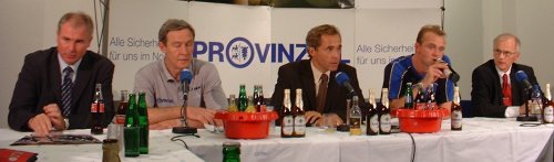 Pressekonferenz. Von links: THW-Manager Schwenker, THW-Trainer Serdarusic, Moderator Pipke, HSV-Trainer F�ltn�s,  HSV-Gesch�ftsf�hrer Nowak.