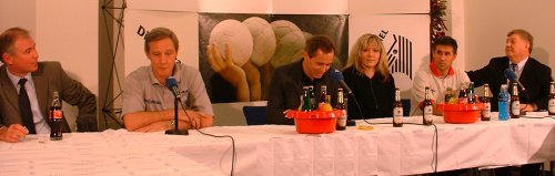 Pressekonferenz. Von links: THW-Manager Schwenker, THW-Trainer Serdarusic, Moderator Pipke, Dolmetscherin, Vardars Trainer Petrusevski, Vardars Pr�sident Mihaijlovski