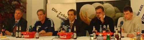 Pressekonferenz. Von links: THW-Manager Schwenker, THW-Trainer Serdarusic, Moderator Pipke, TuS-Gesch�ftsf�hrer Kl�nder, TuS-Teamchef Hedin