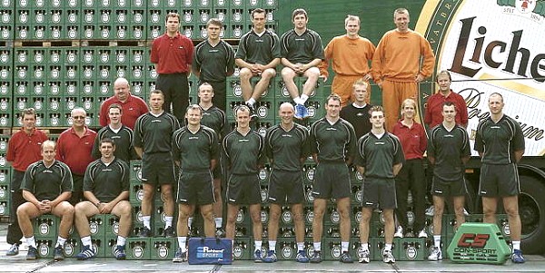 Hinten von links: Betreuer Thei�, Physiotherapeut Hofmann, Monnberg, Schmidt, Golic, Geerken, Strzelec, Arzt Dr. P�rschkeMitte von links: Trainer Petkovic), Sportl. Leiter Dotzauer, Marc Allend�rfer, Bepler, Kestawitz, Schmitt,