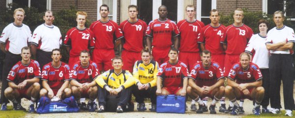 Oben von links: Betreuer Leissink, Betreuer Gierveld, Heisig, Fog, Schumann, Fis (nicht im Kader),  Glandorf, Machulla, Larsson, Physiotherapeutin Petersen, Trainer K.-H. Andersson