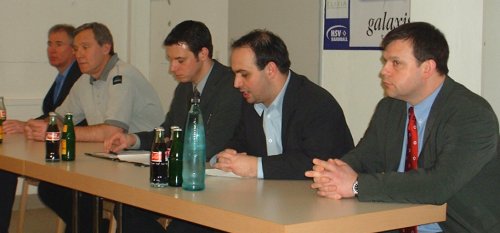 Pressekonferenz. Von links: THW-Manager Schwenker, THW-Trainer Serdarusic, Moderator und HSV-Pressesprecher Jahnke, HSV-Trainer Hanning, HSV-Gesch�ftsf�hrer Kn�ppel