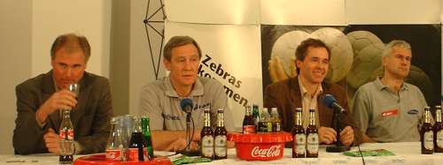 Pressekonferenz. Von links: THW-Manager Schwenker, THW-Trainer Serdarusic, Moderator Pipke, TVG-Trainer Meisinger.