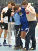 Daniel Stephan, gest�tzt von TBV-Mannschaftsarzt Dr. Broy und Co-Trainer Franke, verl�sst verletzt die Halle.