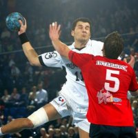 Adrian Wagner - hier gegen Terzic - spielte f�r den angeschlagenen Jacobsen und machte vier Tore.