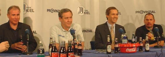 Pressekonferenz. Von links: THW-Manager Schwenker, THW-Trainer Serdarusic, Moderator Pipke, SHV-Trainer Henke.