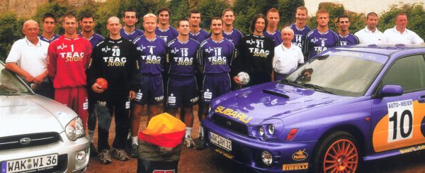 Von links: Trainer Rost, Casanova, Jerkovic, Sehovic, Lehmann, Urban, W�hler, Auer, Seitle, Tetzlaff, G�hl, Bitterlich, Henkens, Augensen, Masseur Hayer, Klesniks, Karbe, Ameddah, Physioth. M�nzberg, Co-Trainer Allonge 