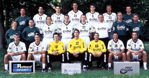 Hinten von links: Physiotherapeut Thie�, Garcia, Puig, Walther, Amargant, Nagel, Betreuer D�rlerMitte von links: Physiotherapeutin Seiffert, Betreuer Schurr, Bruno, Oprea, Knezevic, Co-Trainer Biegler, Trainer Fitzek, Betreuer L�bich