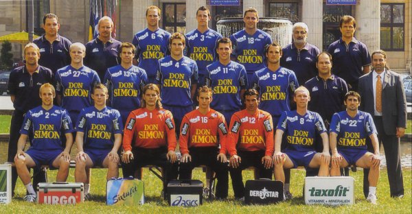 Oben von links: Betreuer Schneider, Mannschaftsverantw. Venino, Rose, Klein, Werum, Physioth. Azghandi, Physioth. RothMitte von links: Trainer Schwalb, Behrends, Sigtrygsson, Immel, Linder, Tiedtke, Teamarzt Dr. Kettrukat, Manager Aksen