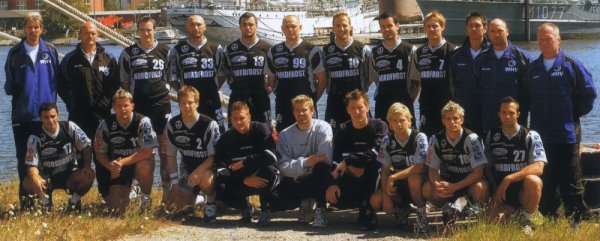 Oben von links: Betreuer Gadau, Arzt Dr. Lorenz, Bilanovic, Bilic, Vasilakis, Frackowiak, Fegter, Schlich, Kirschke, Co-Trainer Rademacher, Physioth. Vogt, Trainer CarstensUnten von links: Fathallah, Rasmussen, Gro�, Matosevic, Weiner, Eilts,