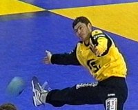 Henning Fritz pariert hier einen Siebenmeter gegen Vugrinec.