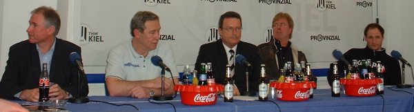 Pressekonferenz. Von links: THW-Manager Schwenker, THW-Trainer Serdarusic, Moderator K�rting, HSG-Manager Rigterink, HSG-Trainer Lindgren.