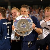 Der Architekt der Flensburger Meisterschaft und das Objekt der Begierde: SG-Trainer Kent-Harry Andersson k�sste vor den Augen seines Managers Thorsten Storm (li.) die Schale. 