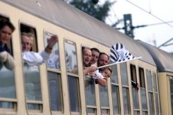 Morgens um 7.40 Uhr verlie�en rund 920 THW-Fans  den Kieler Hauptbahnhof in einem Sonderzug der  Deutschen Bahn Richtung Gelsenkirchen.