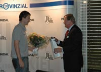 Freute sich �ber die Geschenke zur Begr��ung:  Vid Kavticnik