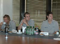 Lauschten interessiert den Worten von Stefan L�vgren:  Linders, Szilagyi und Kim Andersson.