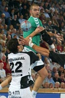 Nikola Karabatic versucht in der Abwehr, den Pass von Ivan Vukas zu verhindern.