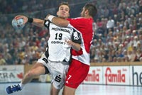 Viktor Szilagyi wird beim Wurf unfair von Melsungens  Predrag Kontic gestoppt.