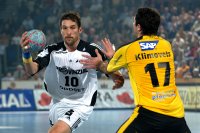 Stefan L�vgren im Hinspiel-Duell mit Kronaus Andrej Klimovets