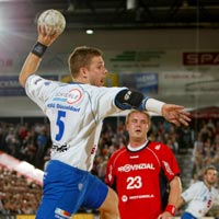 Rechtsau�en Frank Berblinger ist ein sicherer Siebenmetersch�tze.