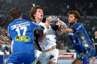 Kim Andersson - hier gegen Binder und Stephan - traf gegen Lemgo neun Mal.