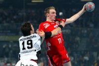 Nordhorns Holger Glandorf wird beim Wurf von Viktor Szilagyi attackiert.