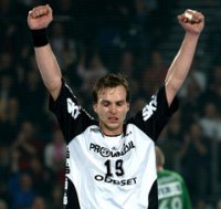 Viktor Szilagyi rei�t die geballten F�uste in die H�he und  schreit seine Freude �ber den historischen Sieg heraus.