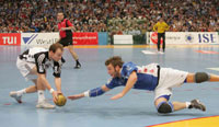 Henrik Lundstr�m und Robert Gunnarsson k�mpfen um den Ball.