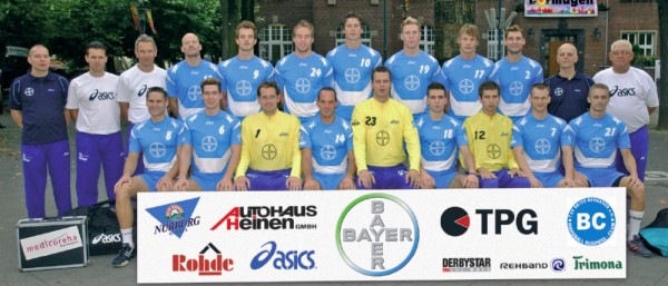 Oben von links: Co-Trainer ter Veer, Physioth. Pelzer, Physioth. Maa�en, Baekhoej, Meyer, Landsberg, Duin, Tesch, Wernicke, Wisotzki, Trainer Wandschneider, Betreuer Genzer;