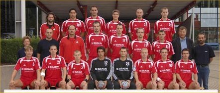 Hinten von links: Trainer Dr. Trtik, Sanikis, Kontic, H�tt, Pregler, Hynek;Mitte von links: Physioth. Muschter, Betreuer Horn, Co-Trainer Balogh, Valo, Hock, Hruby, Radcenko, sportl. Leiter F�lker, Teamleiter Schiller;