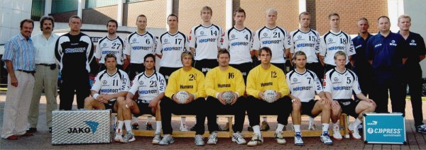 Stehend von links: Hauptsponsor Bartels, Mannschaftsarzt Poppmann, Trainer Biegler, O. K�hrmann, Fegter, Hohenberg, Bonath, Ljubanovic, Behrends, Bedzikowski, Staszewski, Betreuer Schumacher, Physioth. Thiel, Betreuer Detmers;
