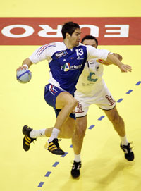 Nikola Karabatic wird von Andrej Klimovets attackiert.