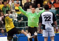 Dennis Klockmann vor seiner Siebenmeter-Gro�tat gegen Uwe Gensheimer.