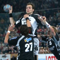 Zwei der Haupttorsch�tzen stoppen Viktor Szliagyi: Oliver K�hrmann und Manuel Liniger