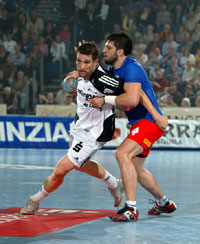 Stefan L�vgren wird von Hamburgs  Bertrand Gille attackiert.