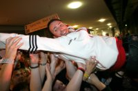 Geburtstagskind Vid Kavticnik wurde nach Mitternacht auf den H�nden getragen.