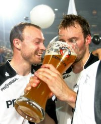 Zur Belohnung ein Bier: Henrik Lundstr�m und Vid Kavticnik.