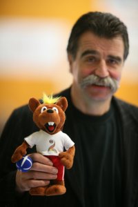 "Hanniball" in der Hand von Bundestrainer Heiner Brand "Hanniball" in der Hand von Bundestrainer Heiner Brand